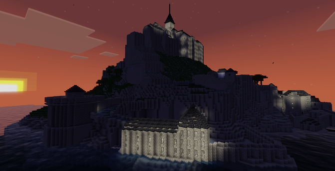 Bild aus einer Voxel-Welt. Zeigt den Mont Saint Michel bei Sonnenuntergang. Links im Bild die untergehende Sonne, der himmel ist orange, der Mont Saint Michel füllt das Bild beinahe aus. Vieles ist im spärlichen Licht nur zu erahnen, einige Gebäude und auch die Klosterkirche zuoberst sind aber beleuchtet und heben sich im Dunkel ab.