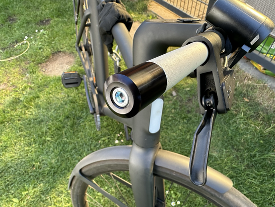 Ein Fahrradlenker mit drangeschraubter Verlängerung